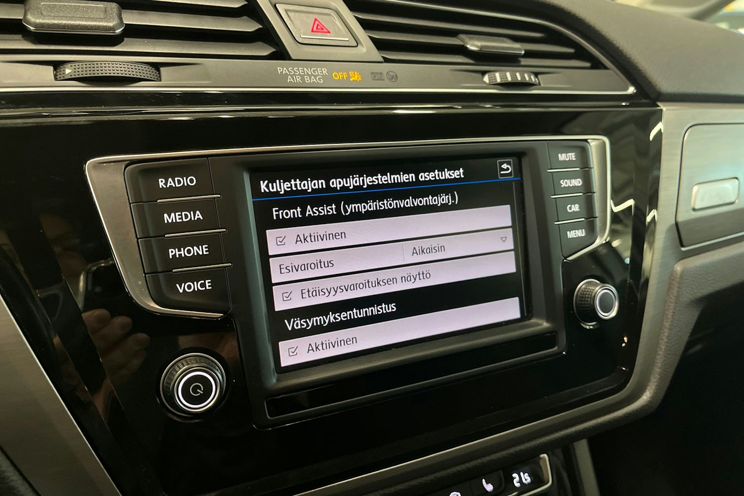 valkoinen Volkswagen Touran 2017 kuva 19.