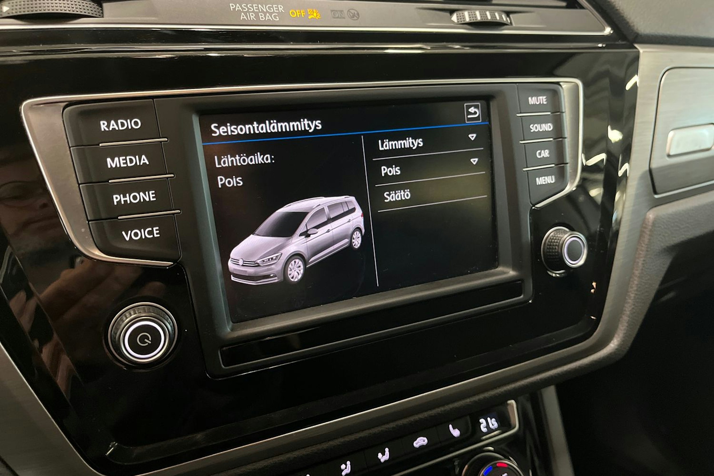 valkoinen Volkswagen Touran 2017 kuva 24.