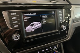 valkoinen Volkswagen Touran 2017 kuva 24.
