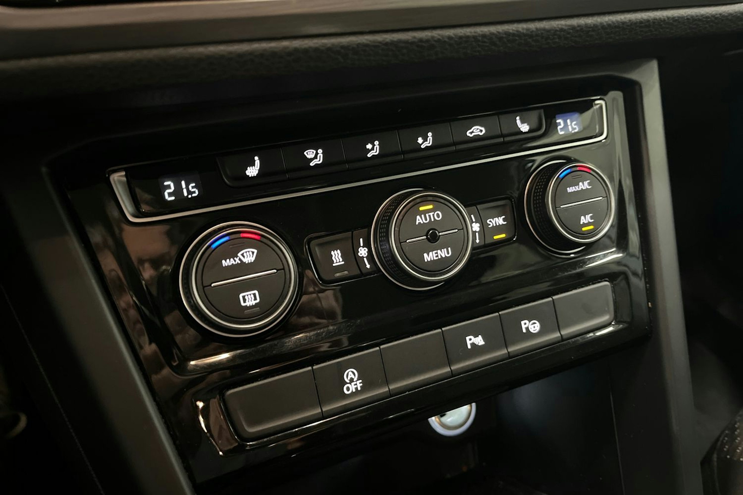 valkoinen Volkswagen Touran 2017 kuva 25.