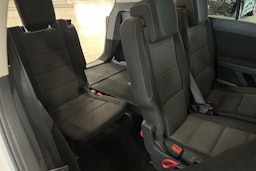 valkoinen Volkswagen Touran 2017 kuva 29.
