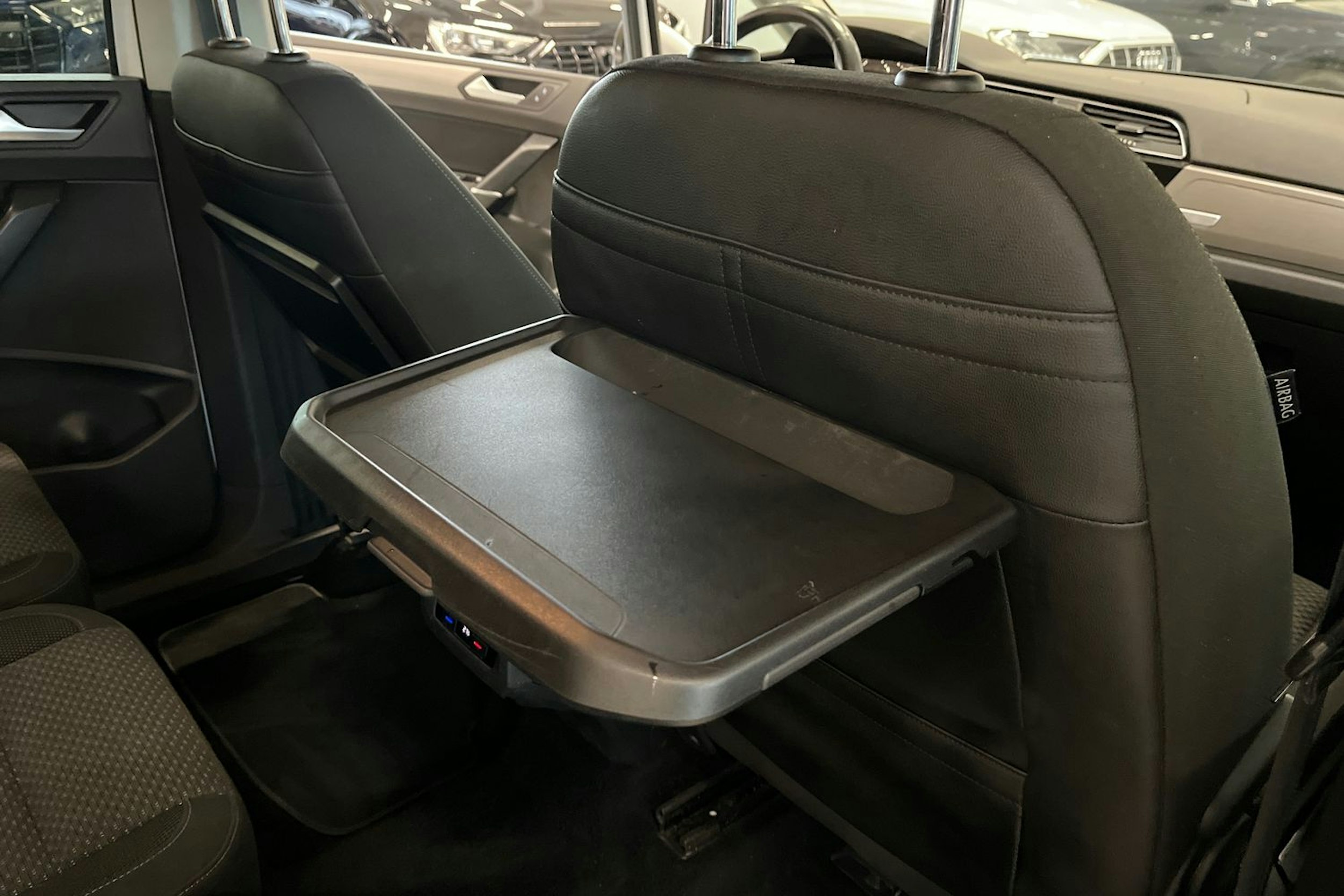 valkoinen Volkswagen Touran 2017 kuva 30.