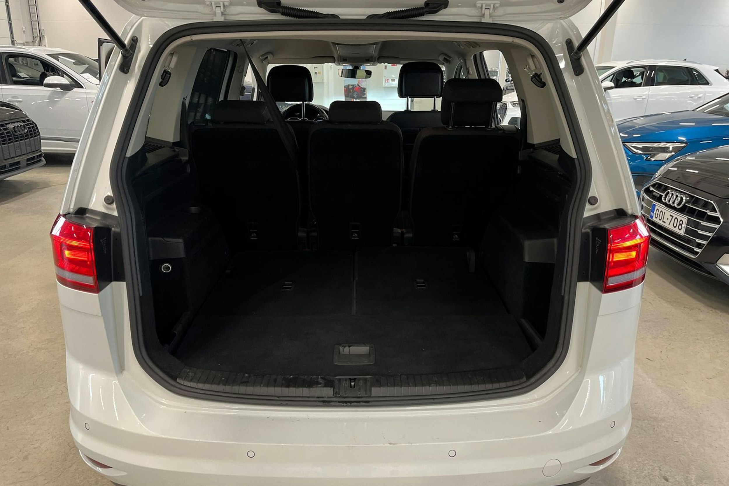 valkoinen Volkswagen Touran 2017 kuva 32.