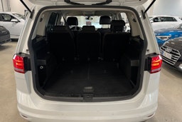 valkoinen Volkswagen Touran 2017 kuva 32.