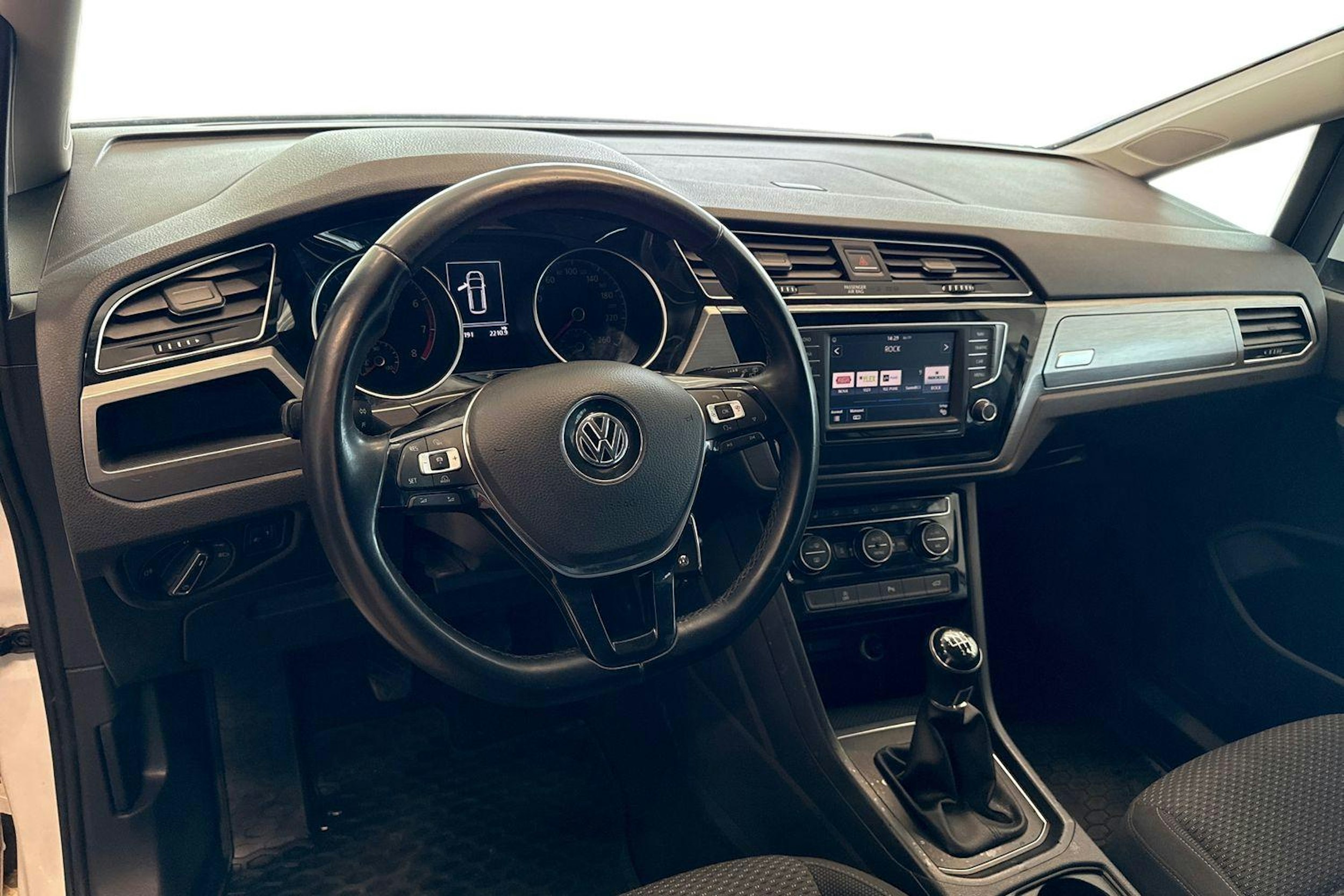 Valkoinen Volkswagen TOURAN 2017 kuva 7.