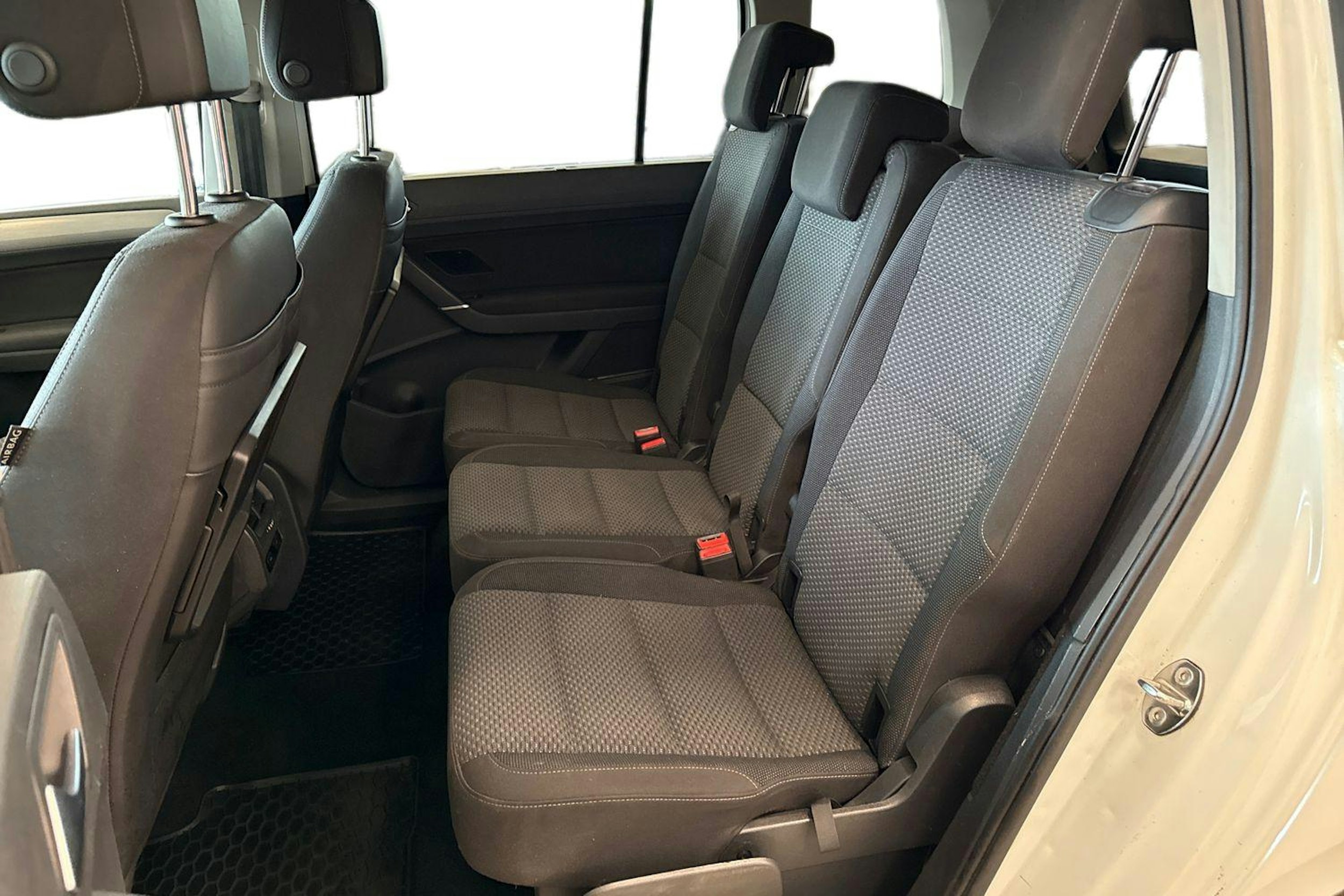 Valkoinen Volkswagen TOURAN 2017 kuva 10.