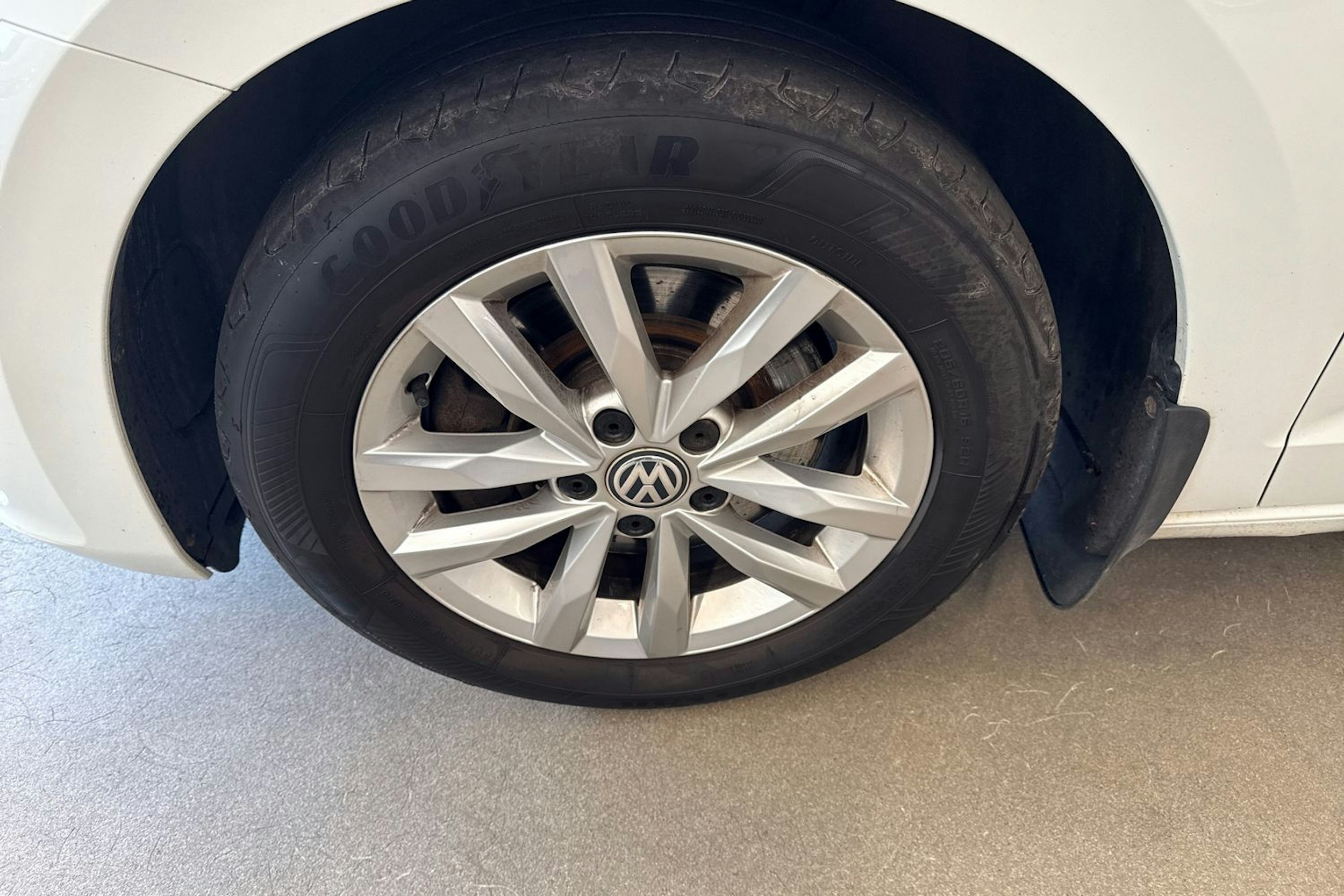 Valkoinen Volkswagen TOURAN 2017 kuva 13.