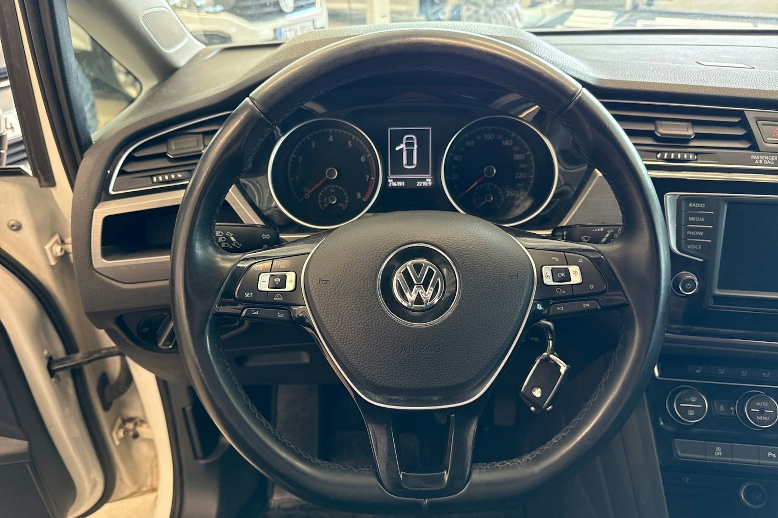 Valkoinen Volkswagen TOURAN 2017 kuva 14.