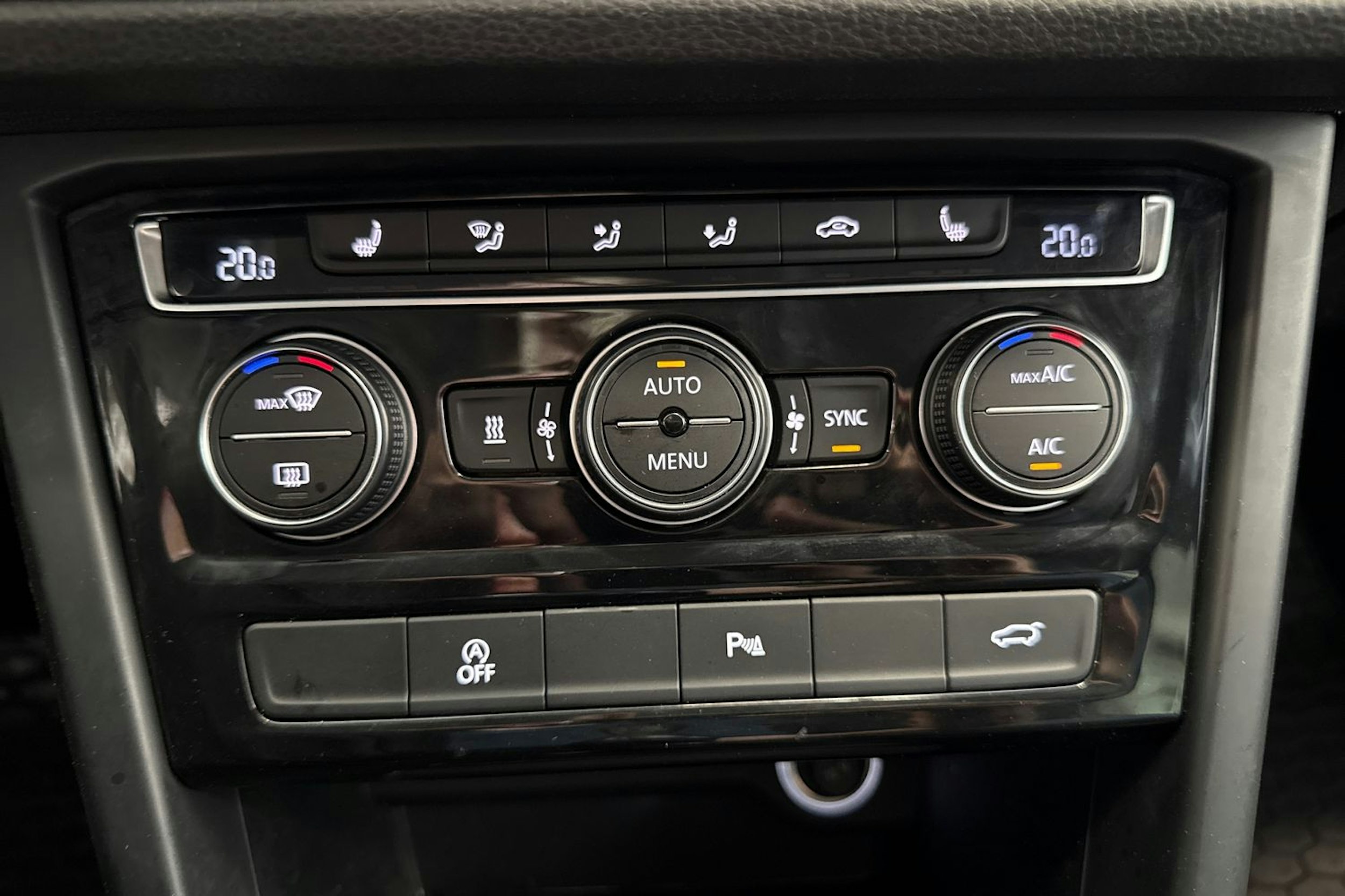 Valkoinen Volkswagen TOURAN 2017 kuva 22.
