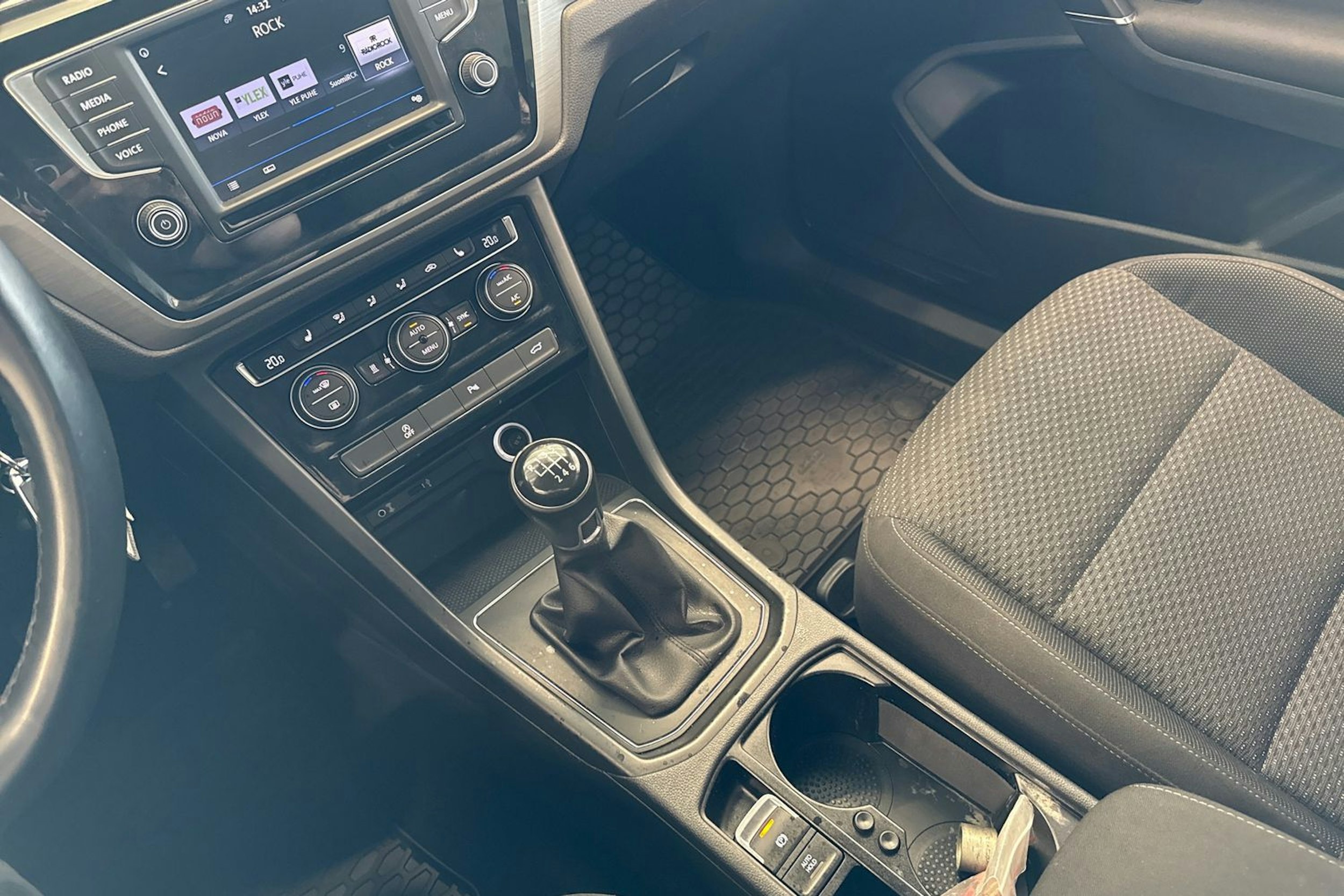 Valkoinen Volkswagen TOURAN 2017 kuva 23.