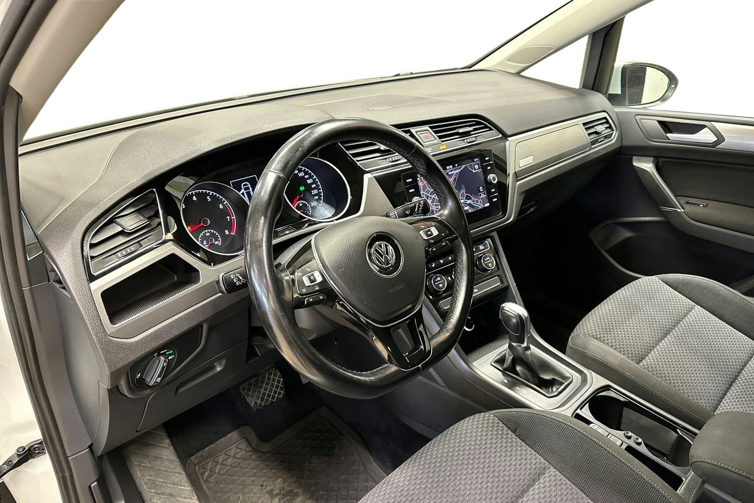 valkoinen Volkswagen Touran 2017 kuva 7.
