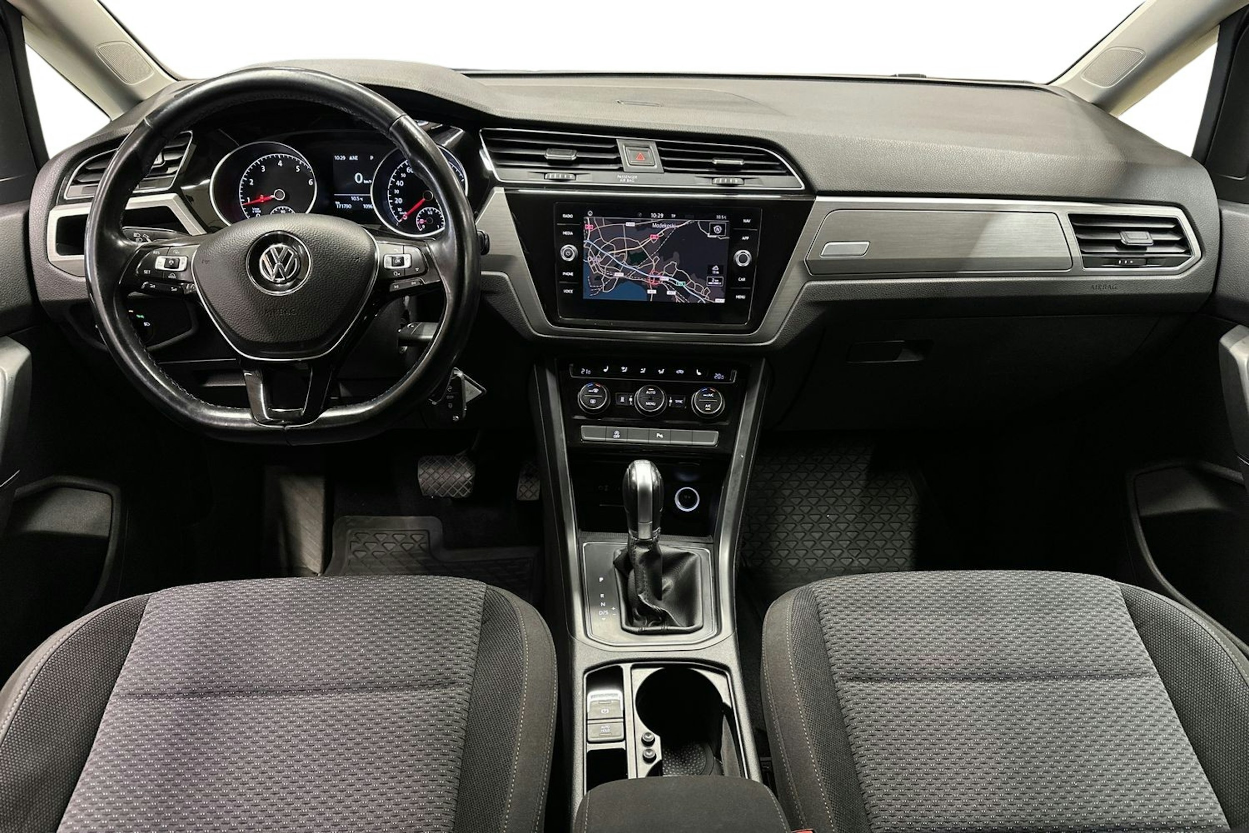 valkoinen Volkswagen Touran 2017 kuva 9.