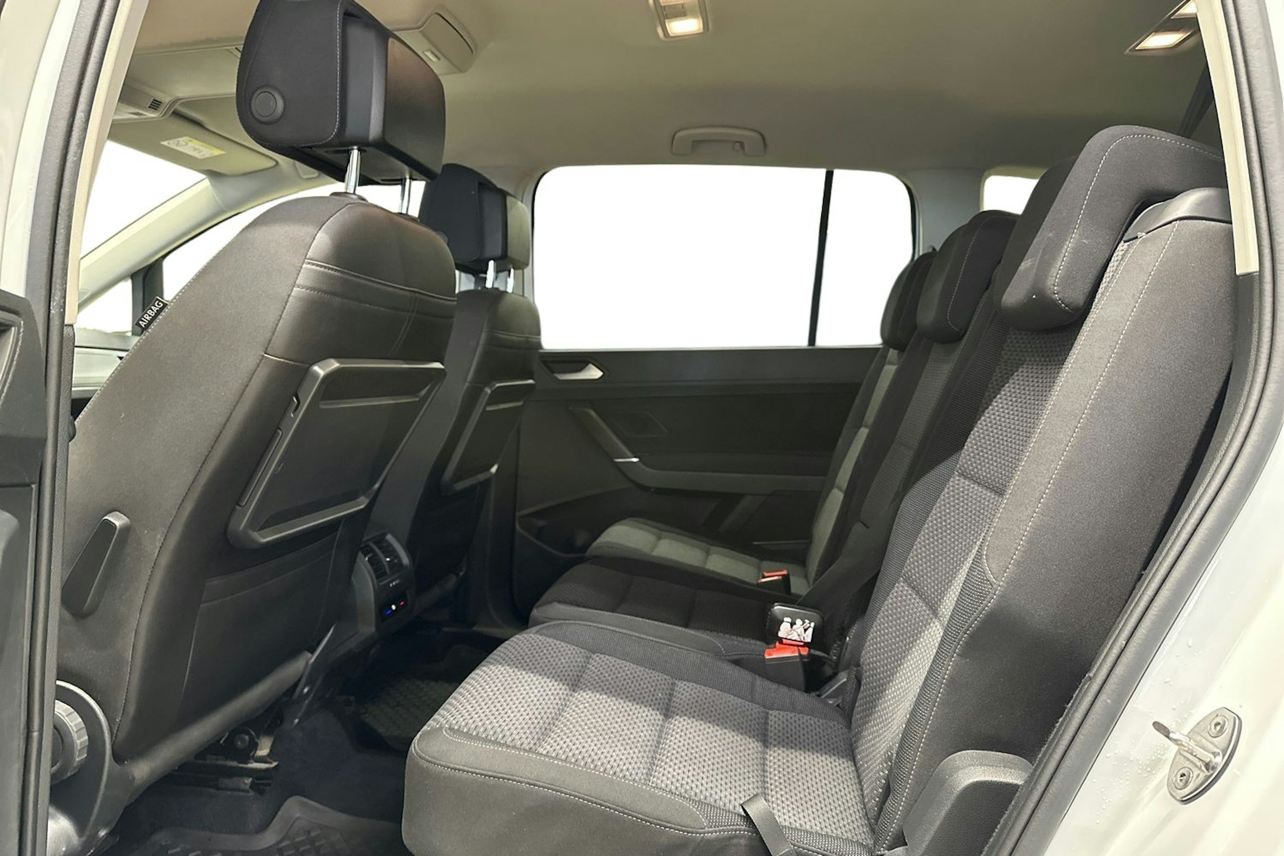 valkoinen Volkswagen Touran 2017 kuva 10.