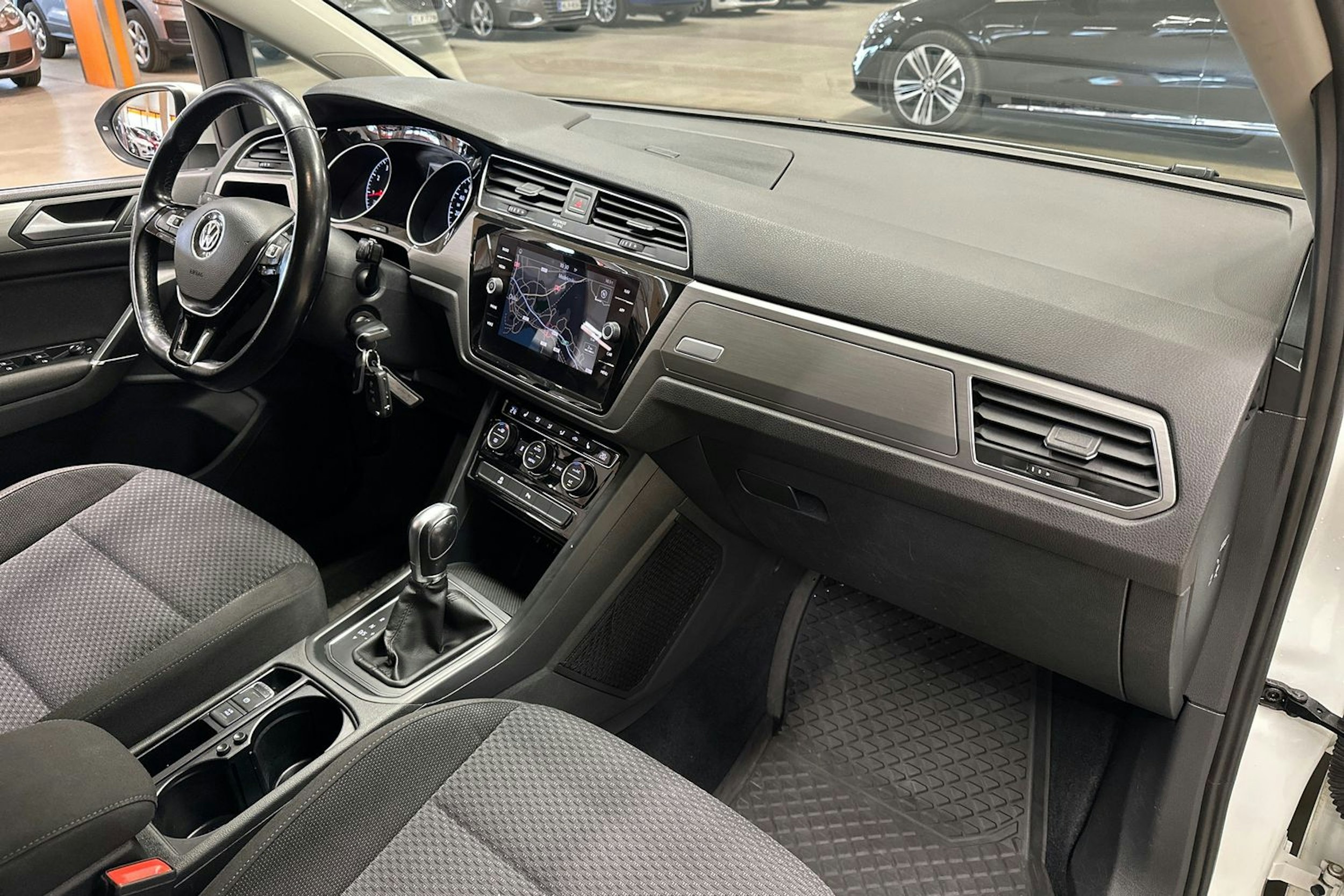 valkoinen Volkswagen Touran 2017 kuva 12.