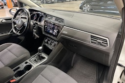 valkoinen Volkswagen Touran 2017 kuva 12.