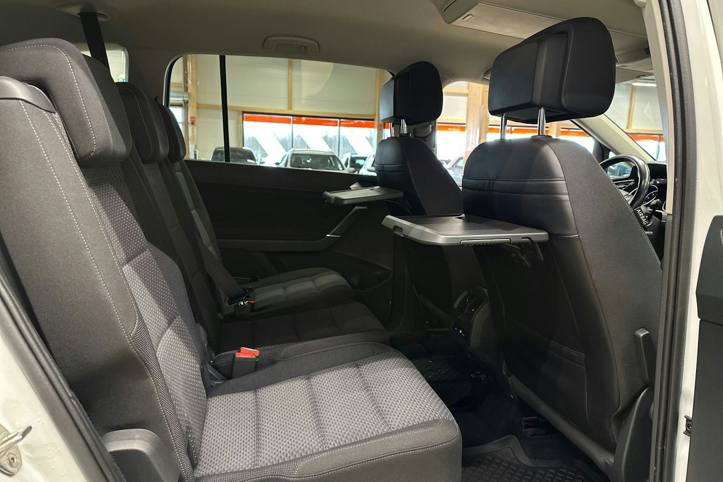 valkoinen Volkswagen Touran 2017 kuva 14.