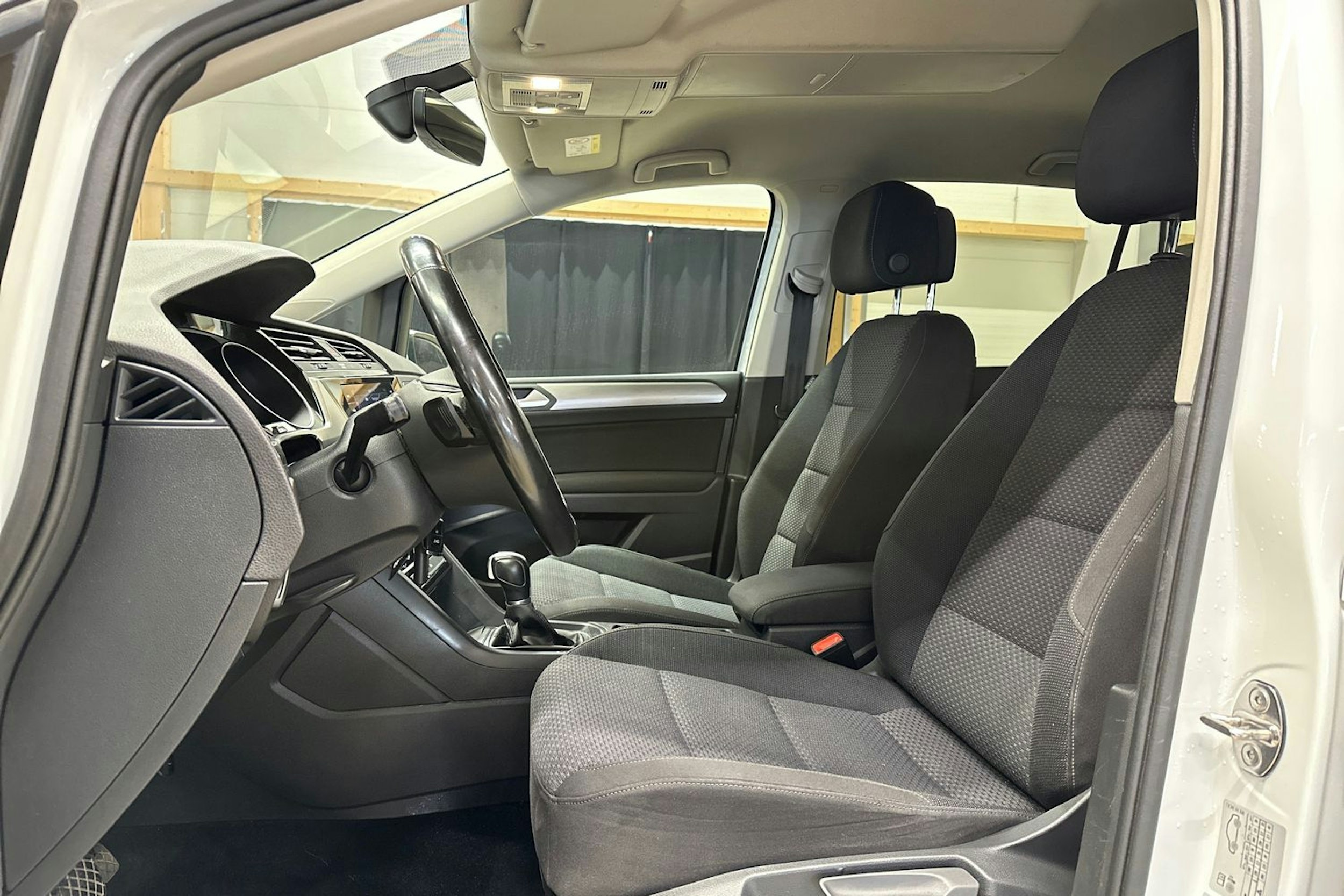 valkoinen Volkswagen Touran 2017 kuva 15.