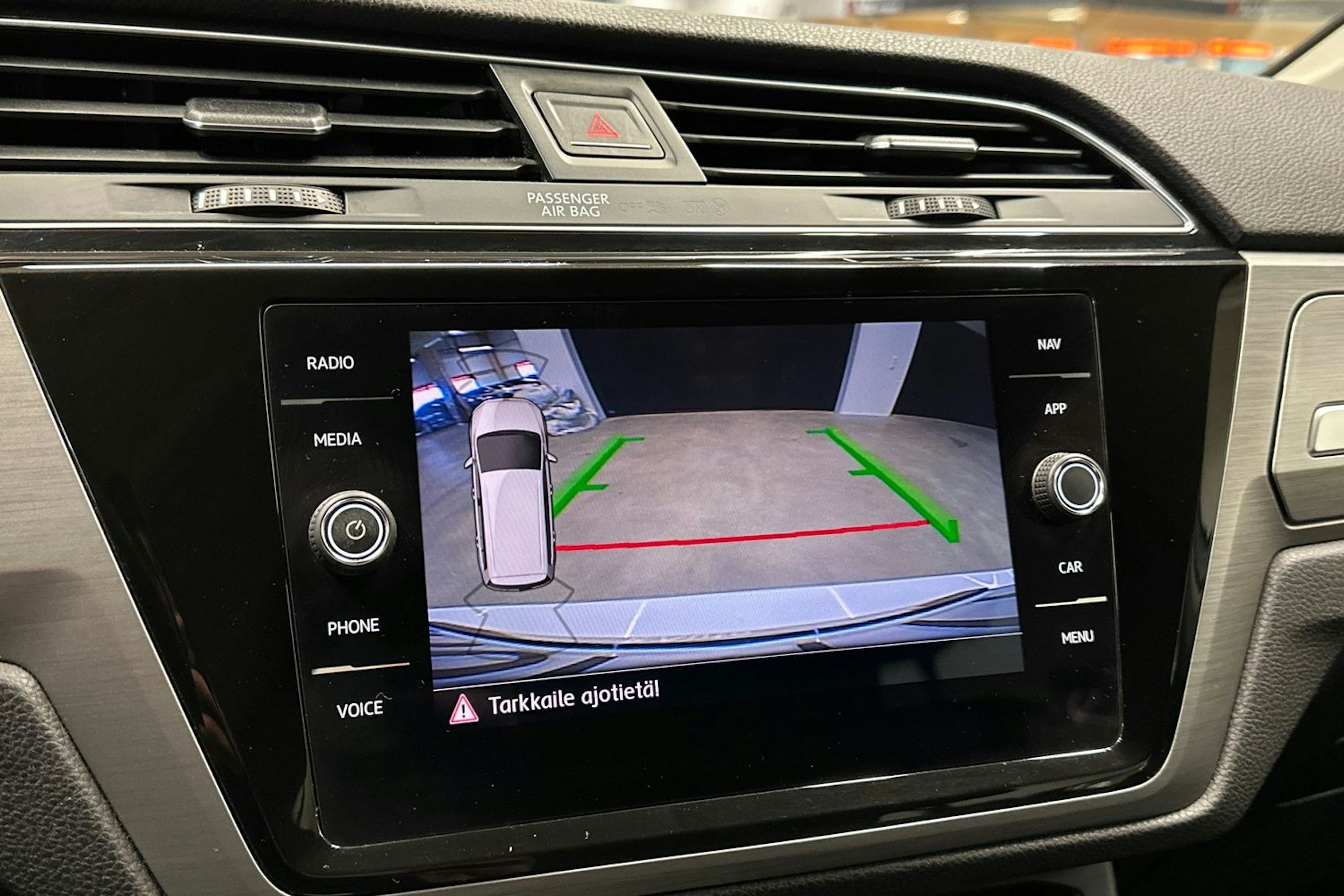 valkoinen Volkswagen Touran 2017 kuva 19.