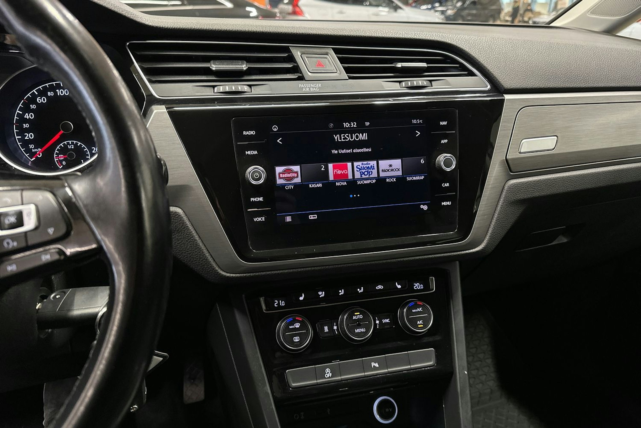 valkoinen Volkswagen Touran 2017 kuva 21.