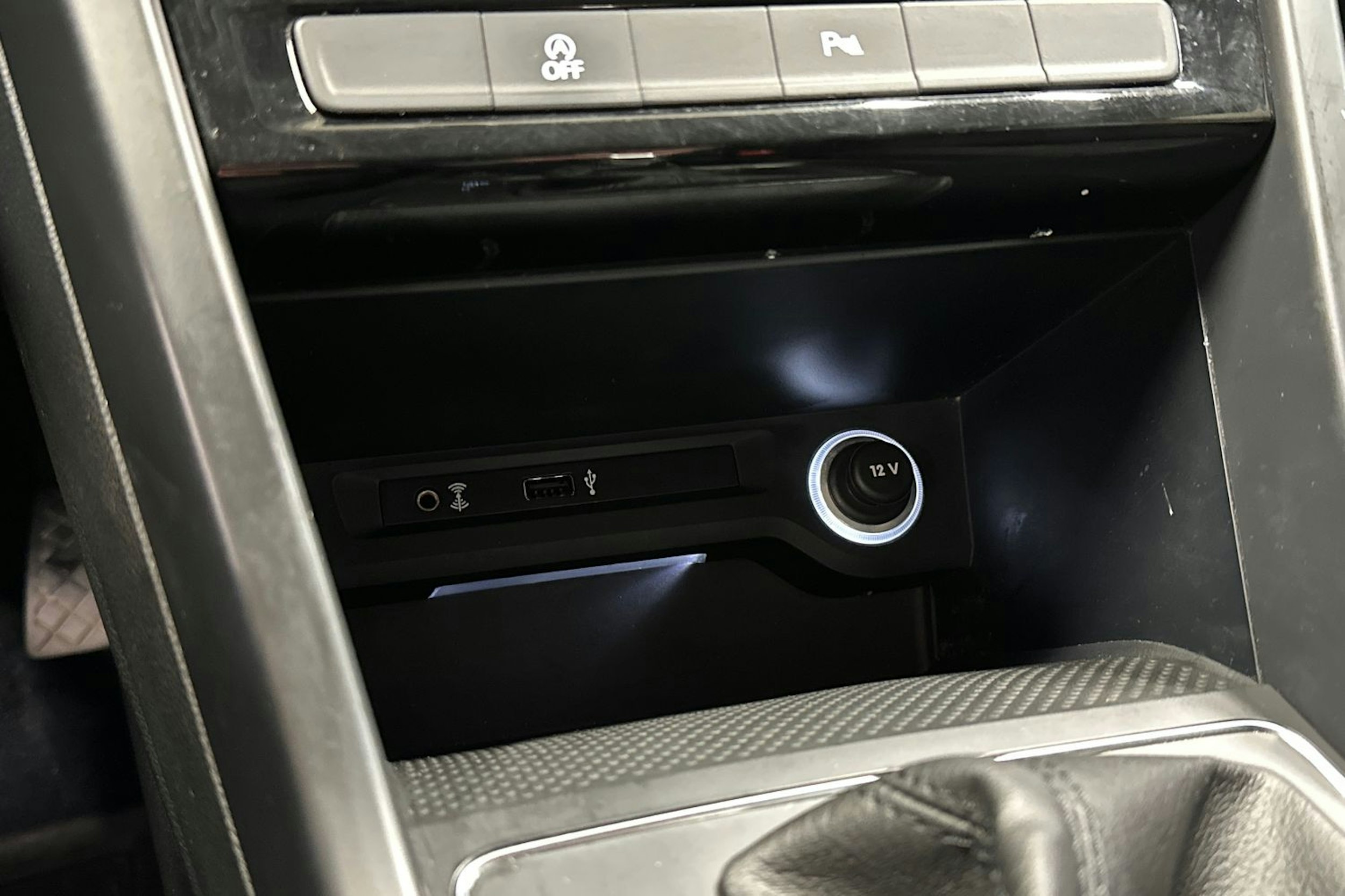 valkoinen Volkswagen Touran 2017 kuva 22.