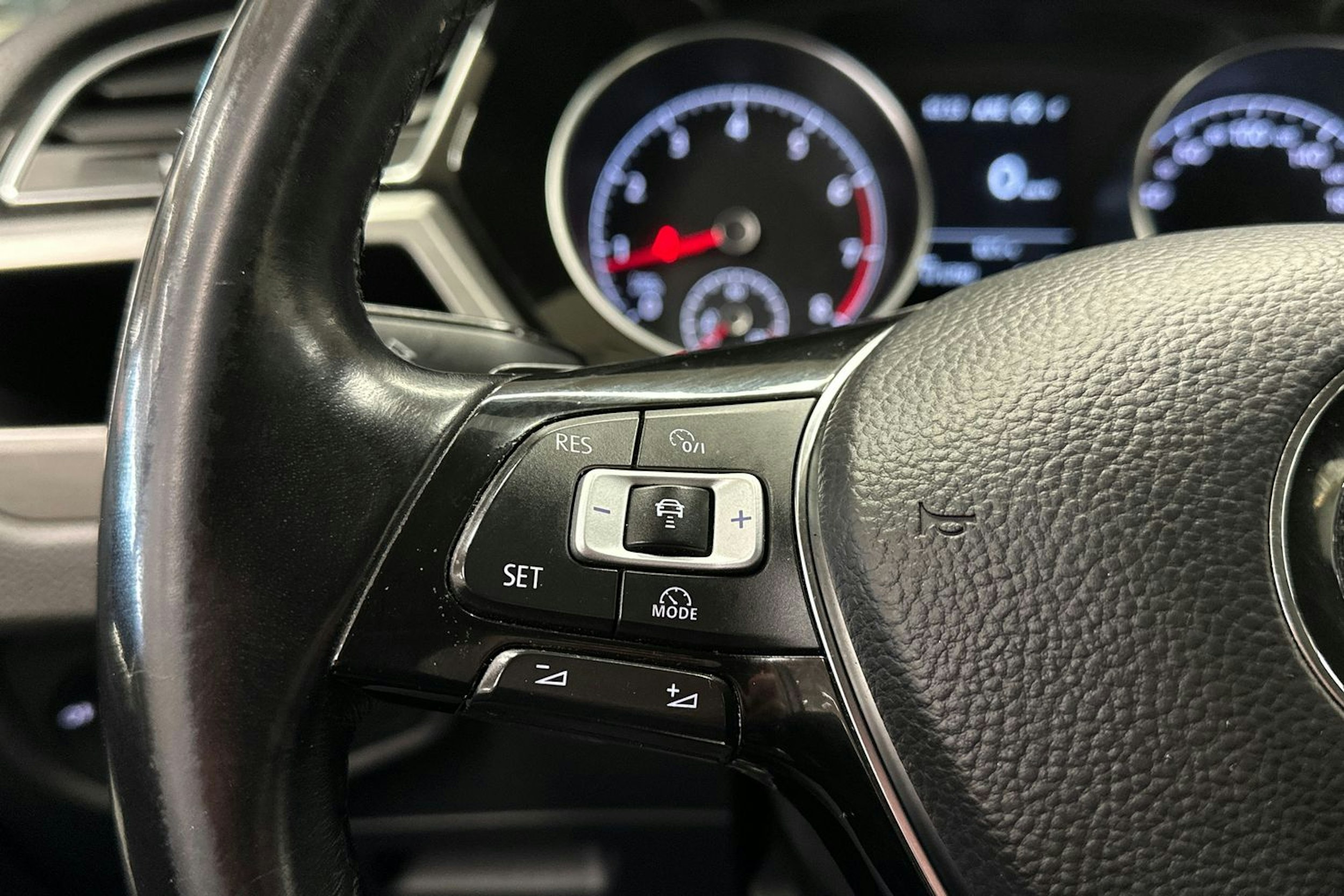 valkoinen Volkswagen Touran 2017 kuva 25.