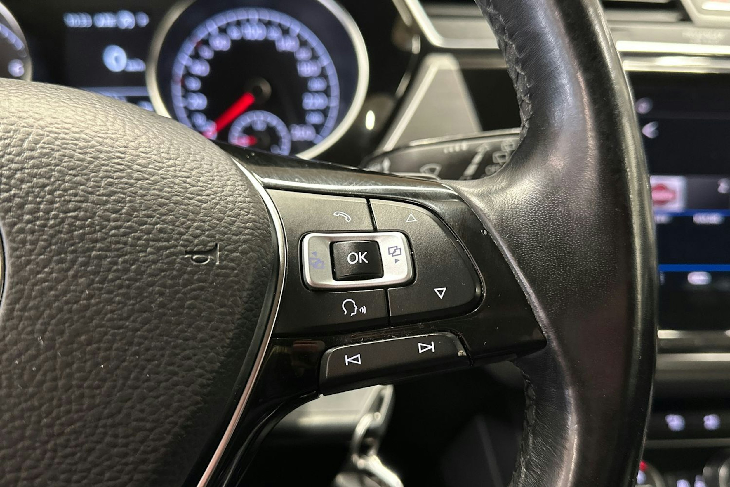 valkoinen Volkswagen Touran 2017 kuva 26.
