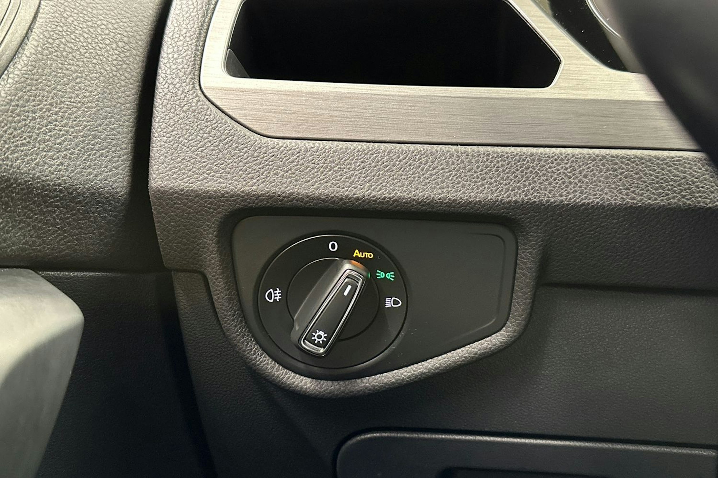 valkoinen Volkswagen Touran 2017 kuva 27.