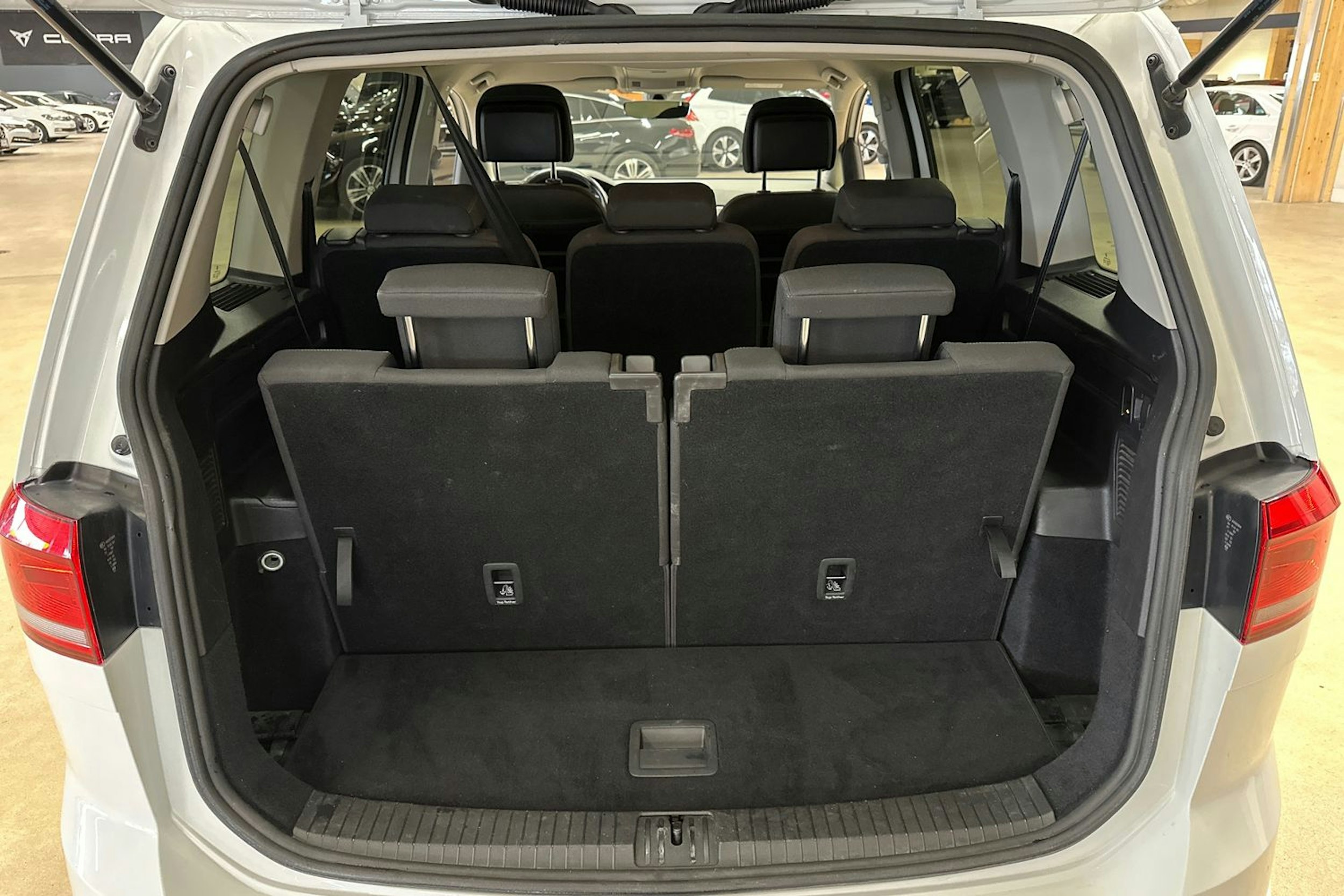 valkoinen Volkswagen Touran 2017 kuva 30.