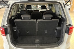 valkoinen Volkswagen Touran 2017 kuva 30.