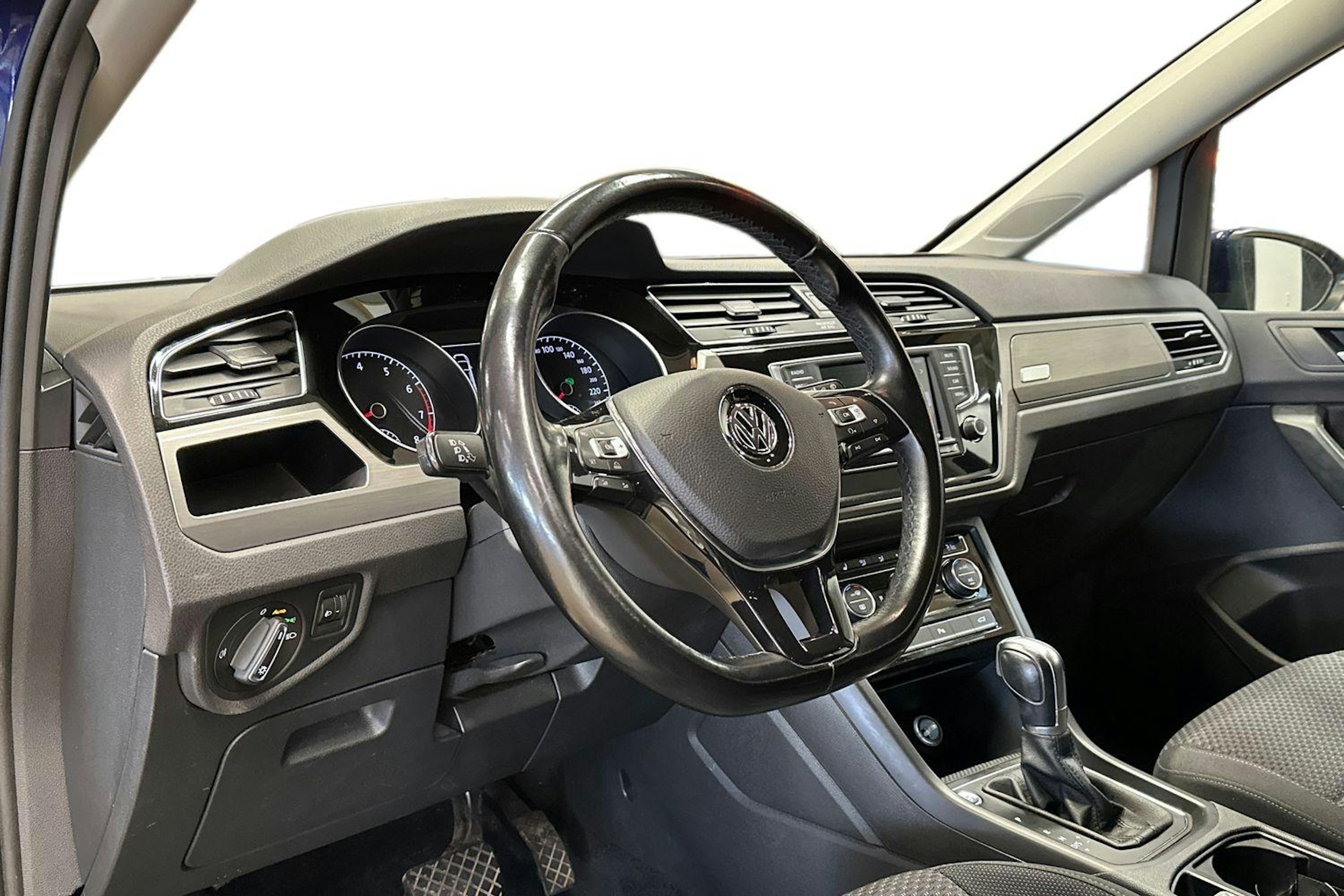 sininen Volkswagen Touran 2017 kuva 6.