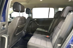 sininen Volkswagen Touran 2017 kuva 8.