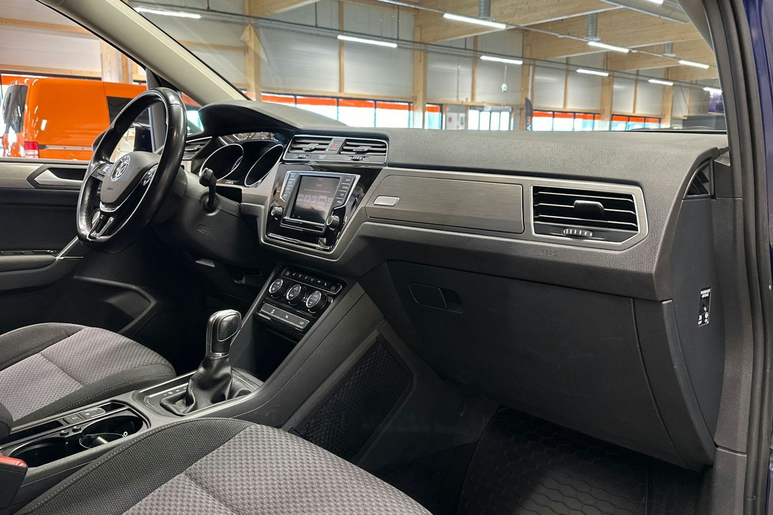 sininen Volkswagen Touran 2017 kuva 11.