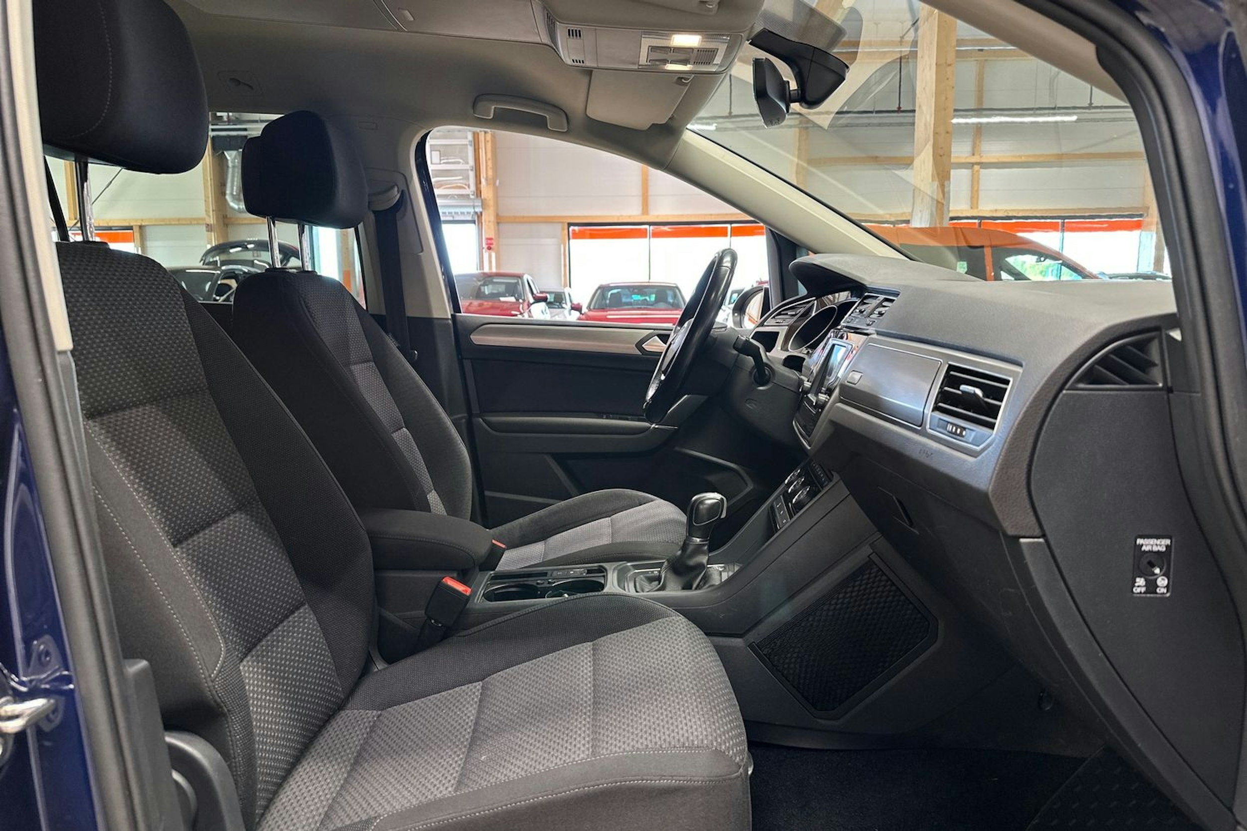sininen Volkswagen Touran 2017 kuva 12.
