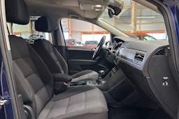 sininen Volkswagen Touran 2017 kuva 12.