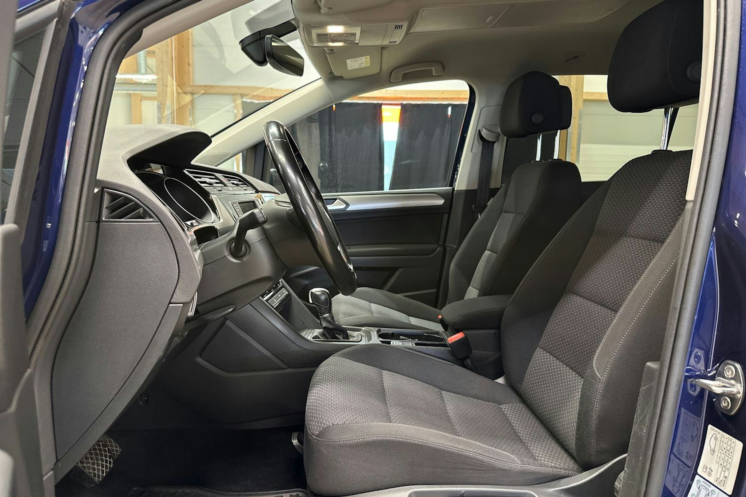 sininen Volkswagen Touran 2017 kuva 15.