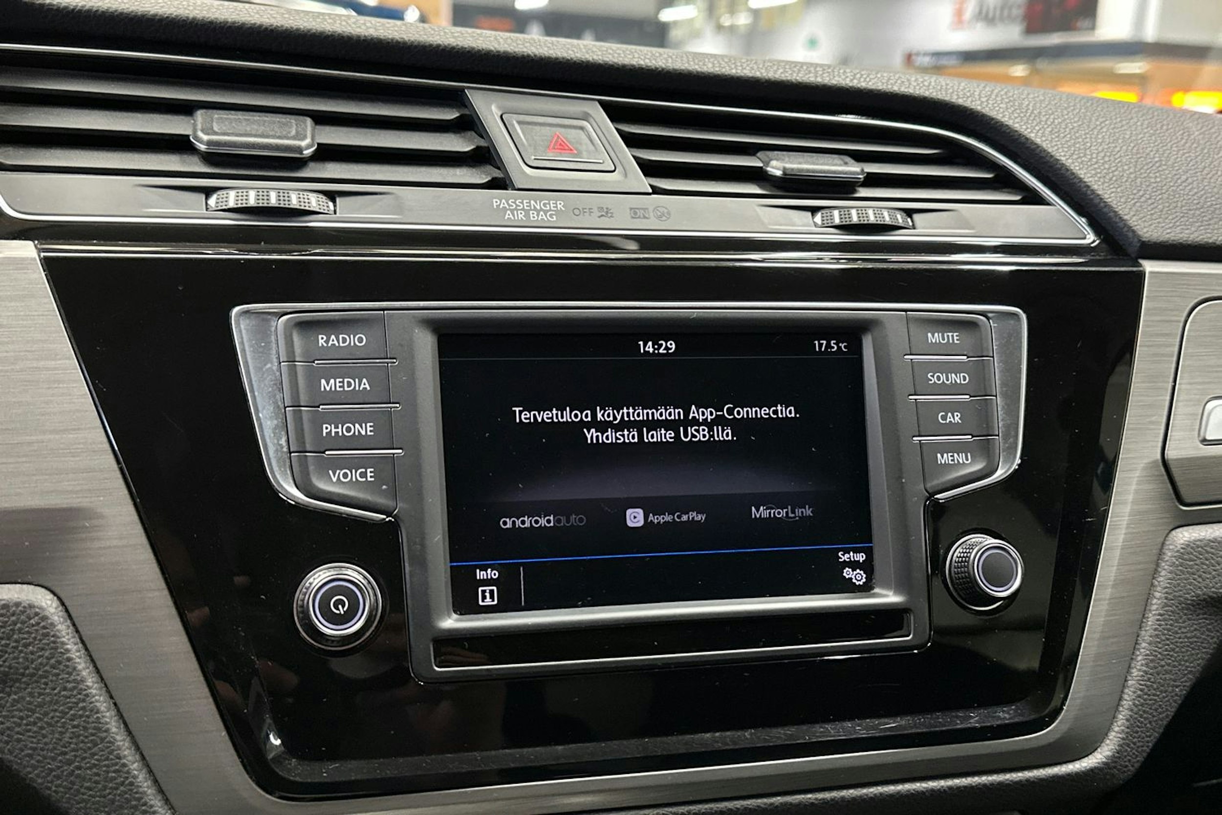 sininen Volkswagen Touran 2017 kuva 17.