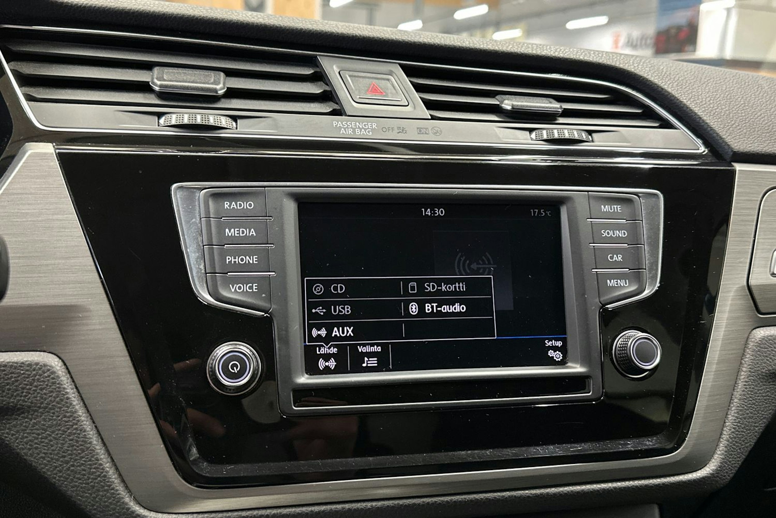 sininen Volkswagen Touran 2017 kuva 18.