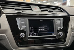 sininen Volkswagen Touran 2017 kuva 18.