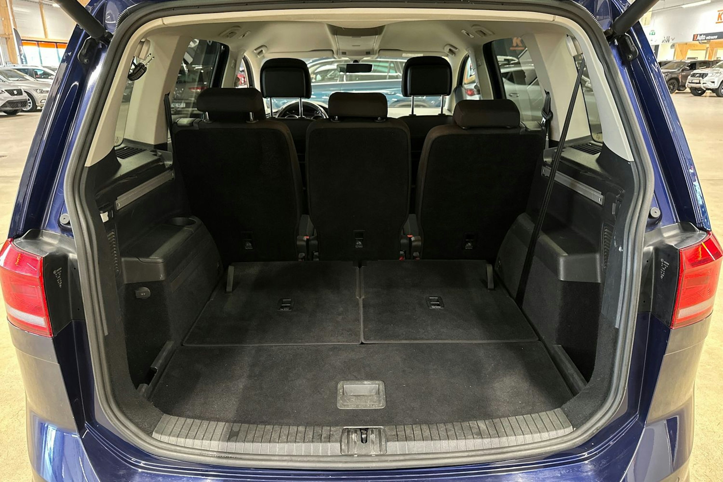 sininen Volkswagen Touran 2017 kuva 28.