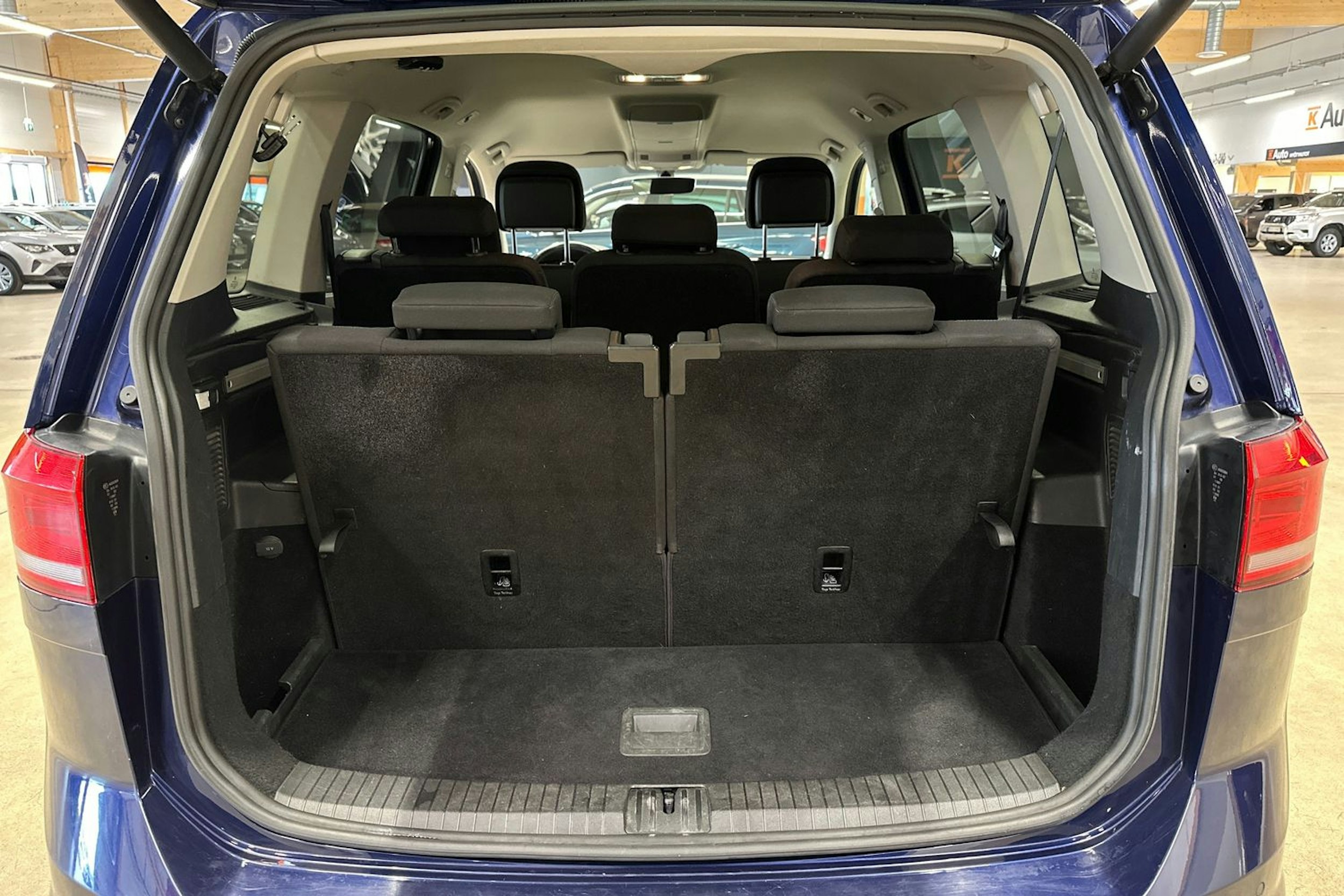 sininen Volkswagen Touran 2017 kuva 29.