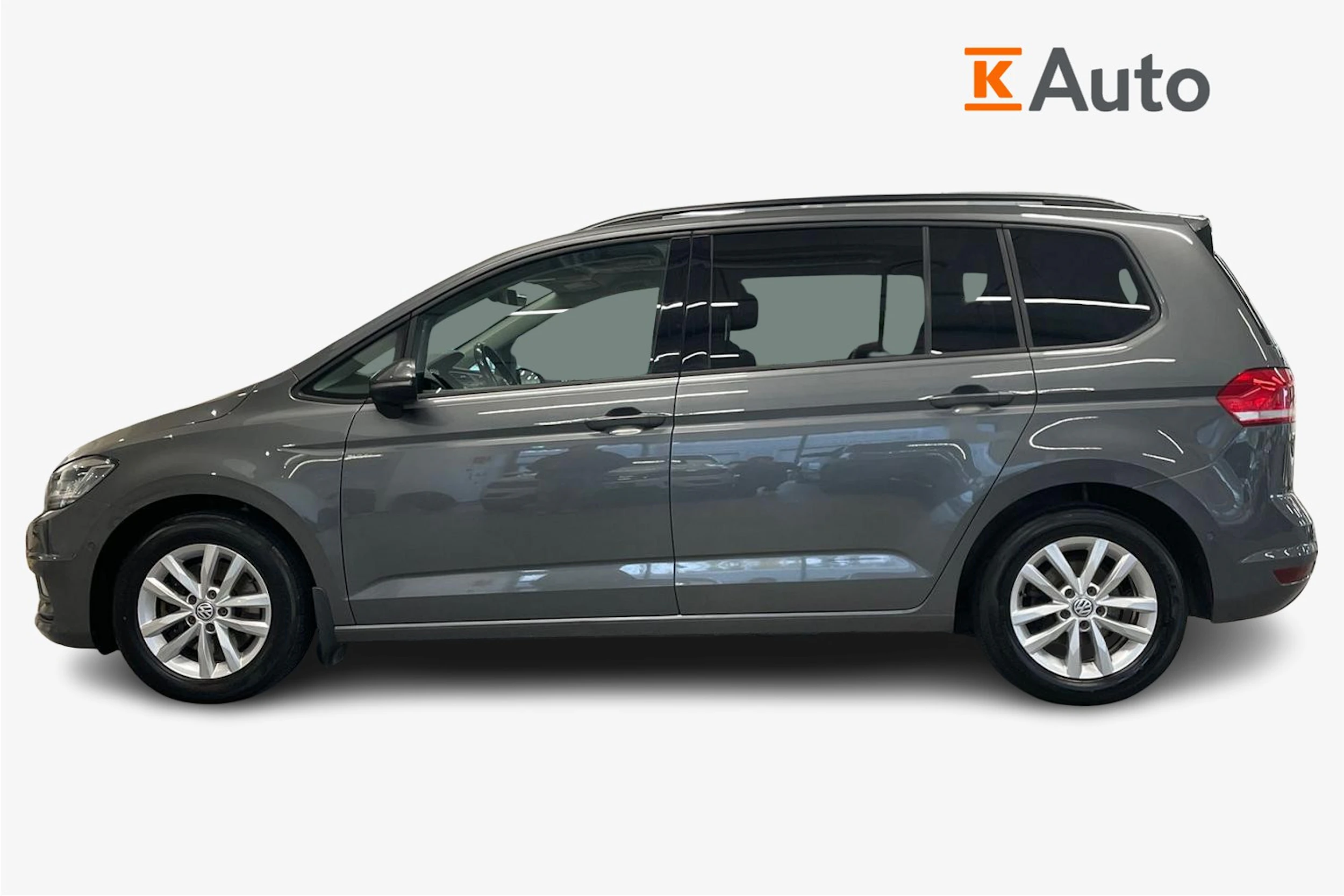 harmaa Volkswagen Touran 2017 kuva 5.