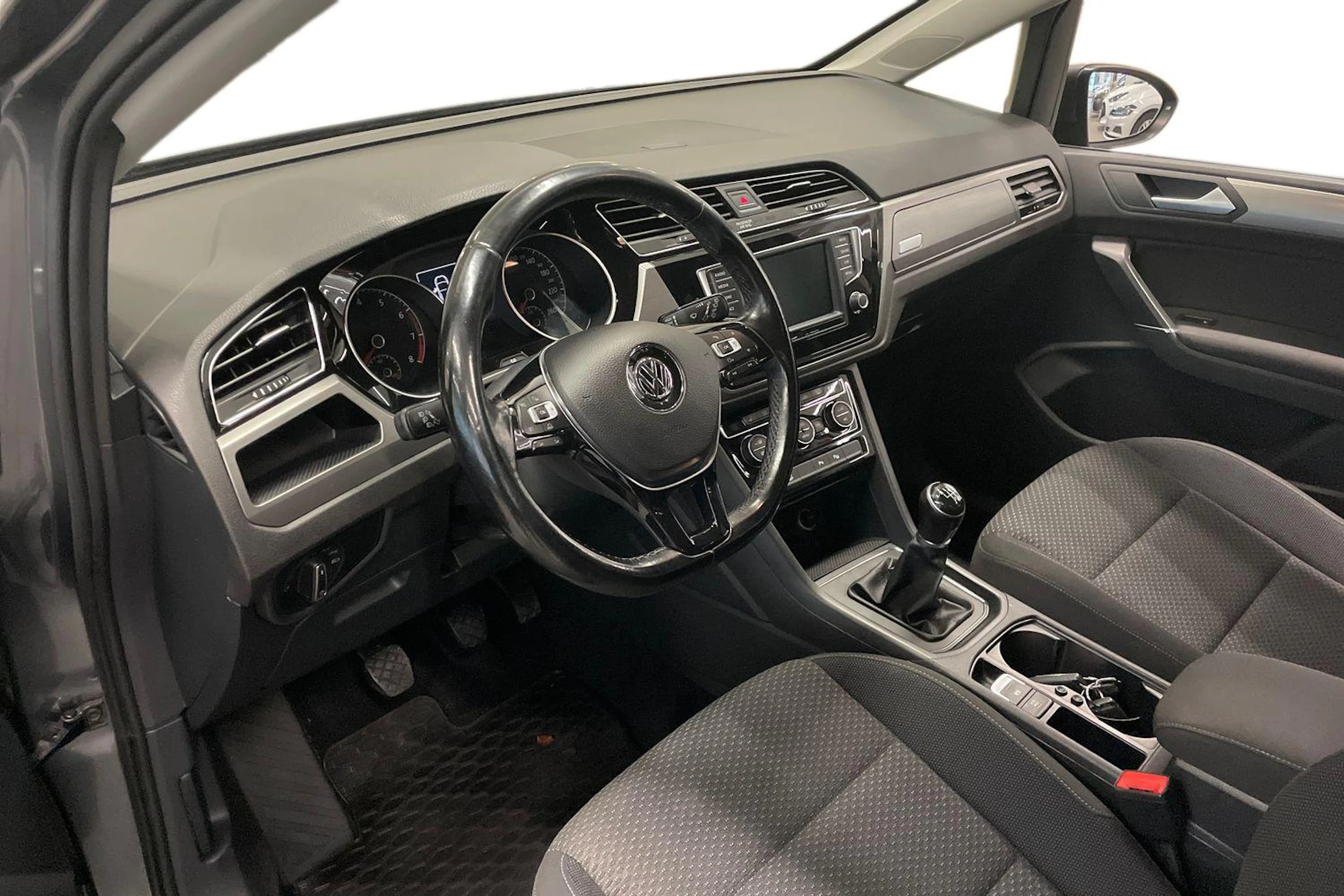 harmaa Volkswagen Touran 2017 kuva 6.