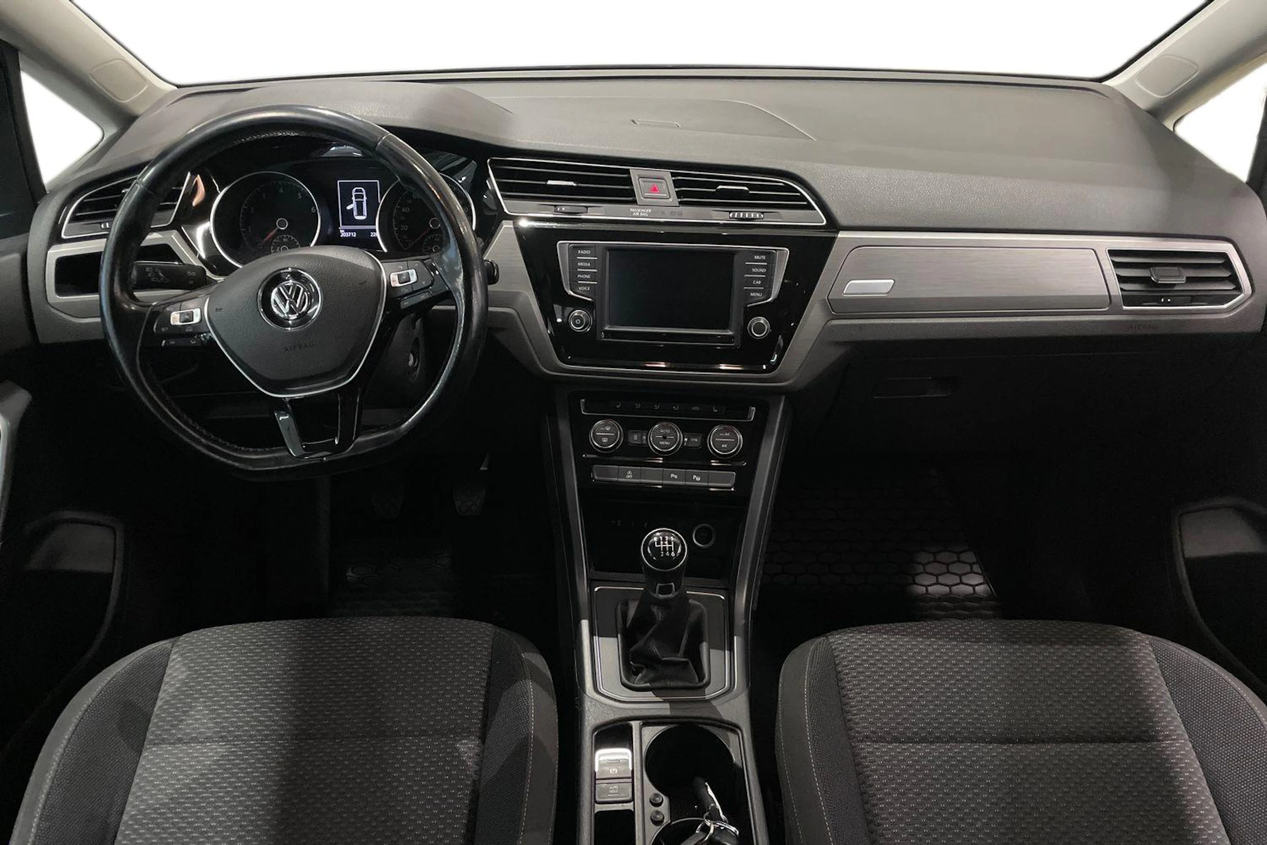 harmaa Volkswagen Touran 2017 kuva 7.