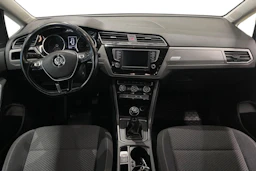 harmaa Volkswagen Touran 2017 kuva 7.