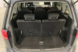 harmaa Volkswagen Touran 2017 kuva 12.