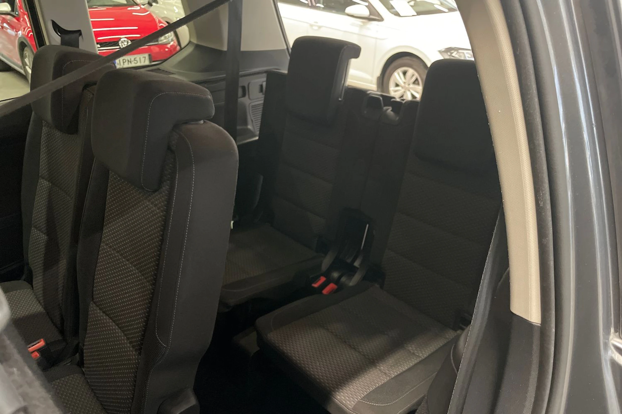 harmaa Volkswagen Touran 2017 kuva 13.