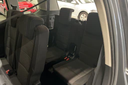 harmaa Volkswagen Touran 2017 kuva 13.