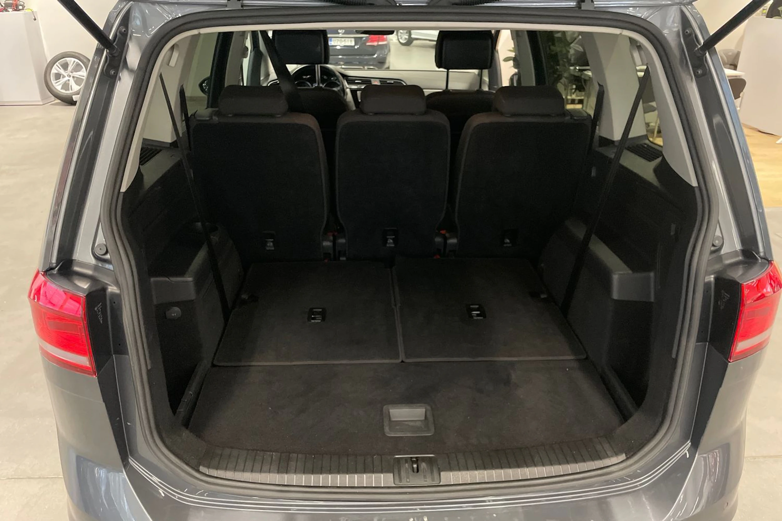 harmaa Volkswagen Touran 2017 kuva 14.