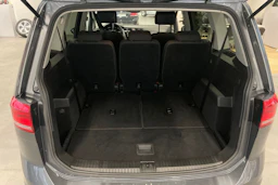 harmaa Volkswagen Touran 2017 kuva 14.