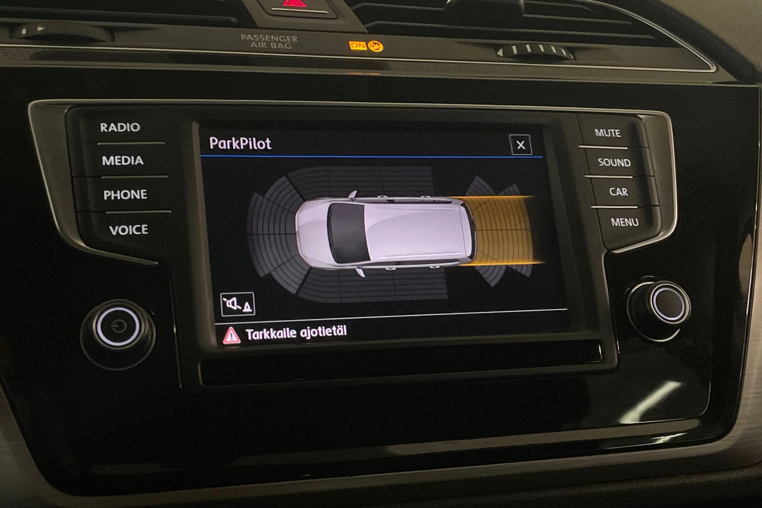 harmaa Volkswagen Touran 2017 kuva 15.
